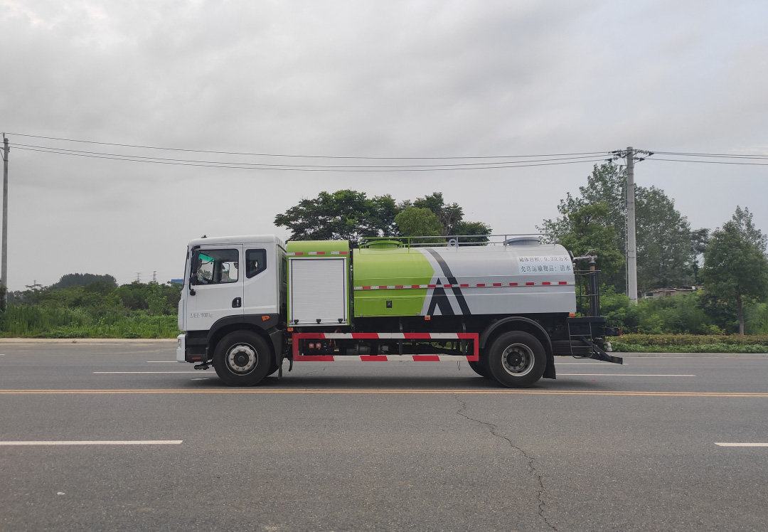 新能源東風(fēng)D9純電動(dòng)綠化灑水車(chē)圖片4