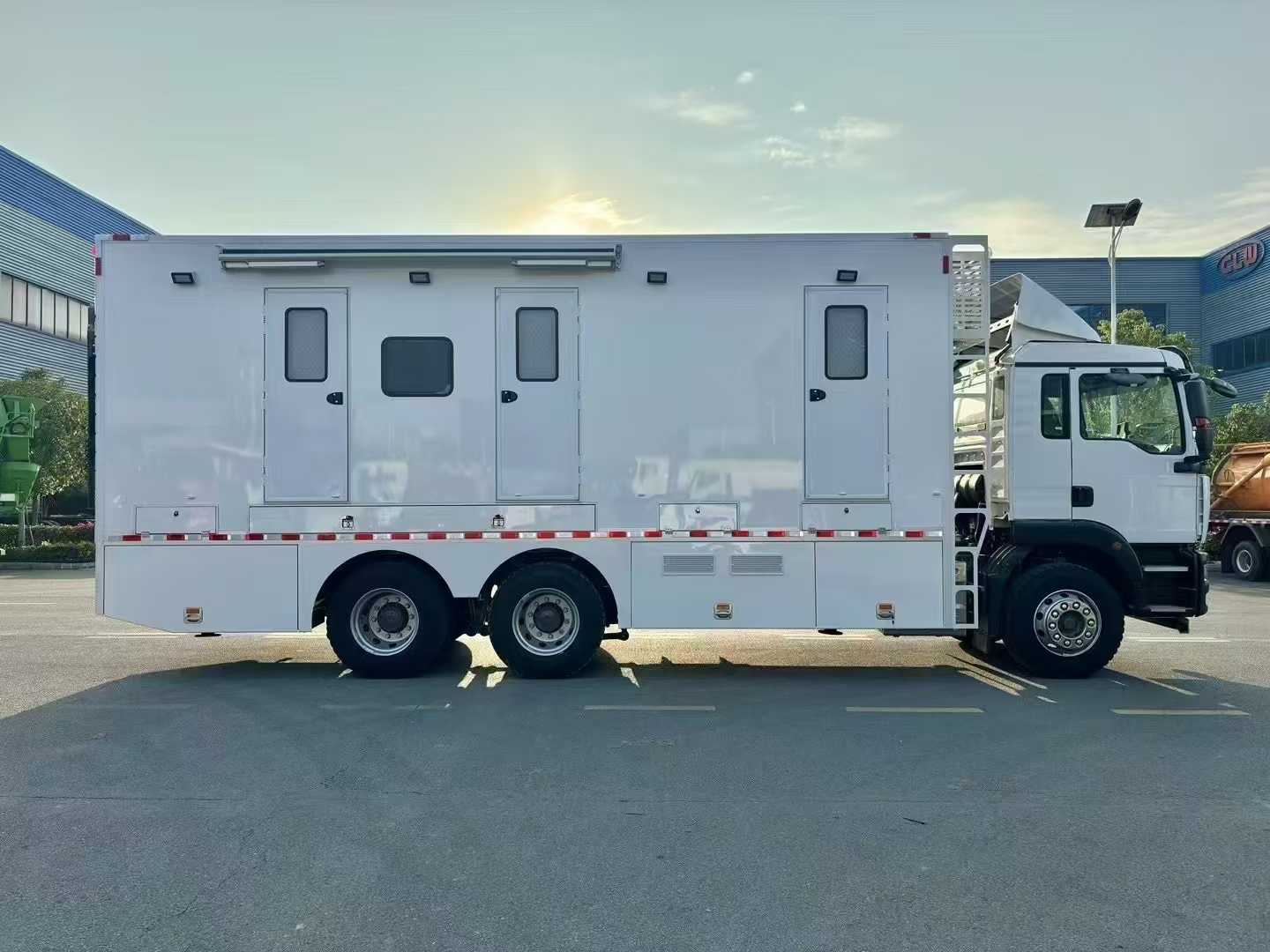 重汽汕德卡大型多功能方艙醫療車圖片2